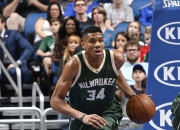 包含支持！雄鹿官方晒出字母哥比赛结束前的大风车扣篮照的词条