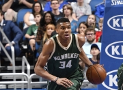 包含支持！雄鹿官方晒出字母哥比赛结束前的大风车扣篮照的词条